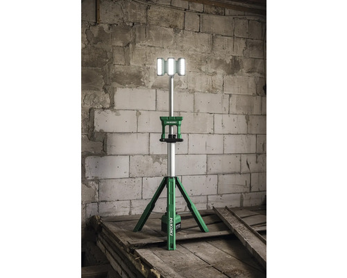 HiKoki Stativstrahler mit LED Leuchten vor einer Ziegelwand