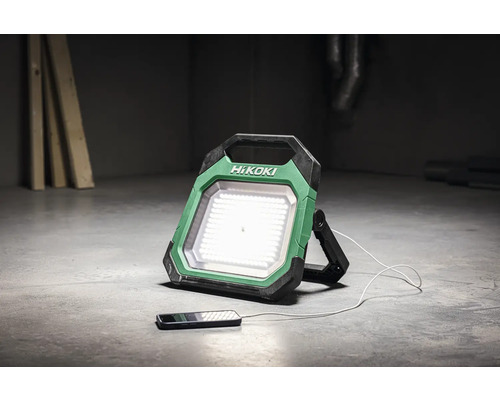 HiKoki Logo. LED-Baustrahler mit USB-Ladefunktion für Mobiltelefon