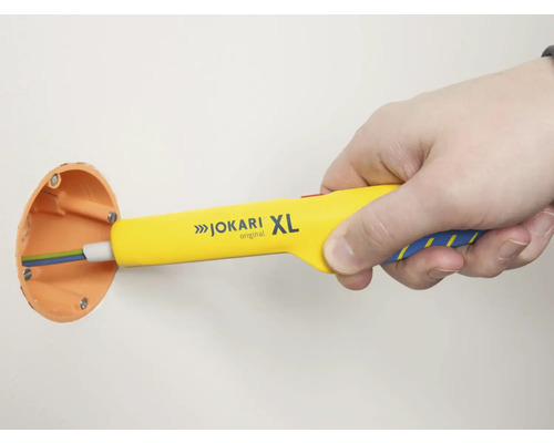 Pince à dénuder Jokari XL en utilisation sur une boîte de dérivation