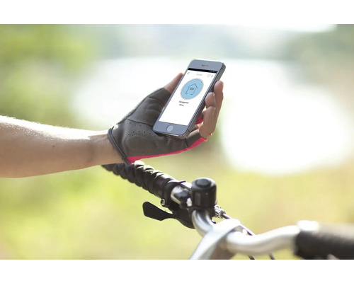 Eine Person auf einem Fahrrad hält ein Smartphone mit einer Garagentor-App.