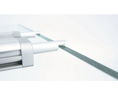 Detailaufnahme einer Glasscheibe mit Halterung