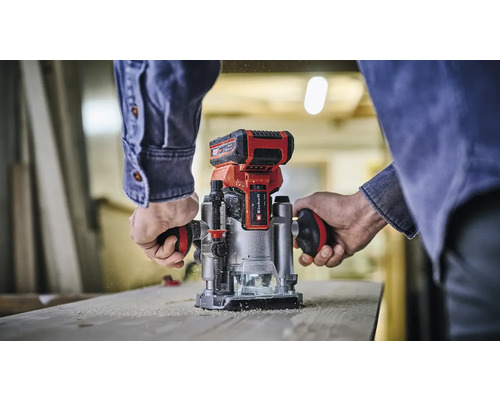 Affleureuse à batterie Einhell utilisée sur une planche en bois