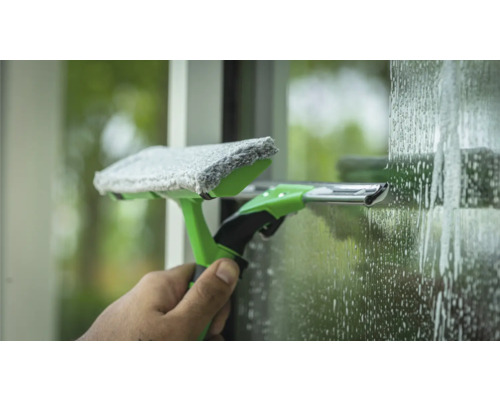 Fensterreinigung mit Fensterwischer im Einsatz