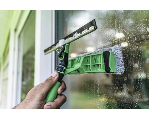 Fensterputzer mit Griff bei der Fensterreinigung