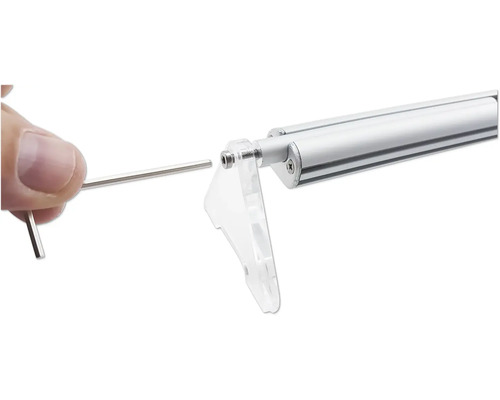 Montage einer LED-Unterbauleuchte mit einem Inbusschlüssel