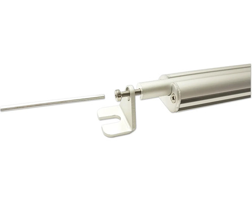 Detailaufnahme eines Aluminiumbeschlags für eine Jalousie mit Bedienungsstab