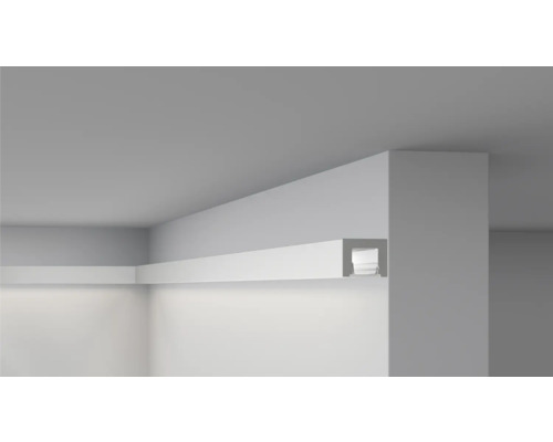 Eckansicht eines Raumes mit LED-Stuckleiste für indirekte Beleuchtung