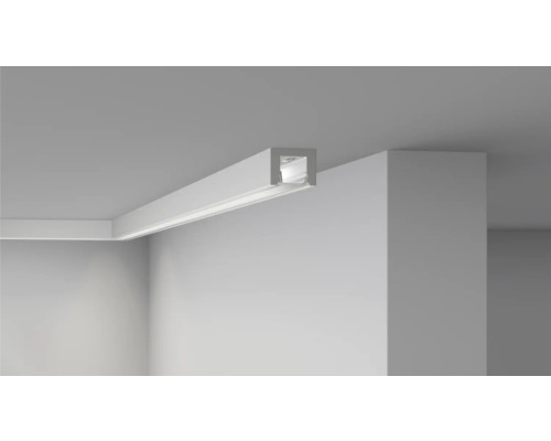 Eckansicht eines Raumes mit indirekter Beleuchtung durch eine Lichtleiste