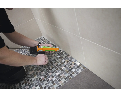 Verfugen von Mosaikfliesen im Badezimmer mit Dichtstoffpistole