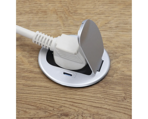 Prise escamotable avec couvercle ouvert et fiche branchée.