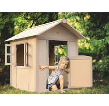 Enfant jouant dans une cabane en plastique dans le jardin.