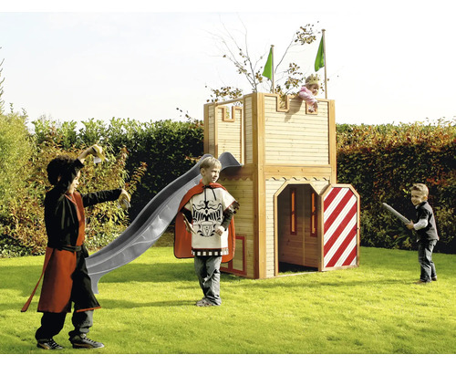 Holzburg mit Rutsche im Garten mit spielenden Kindern