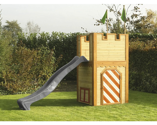 Spielturm in Form eines Schlosses mit Rutsche im Garten