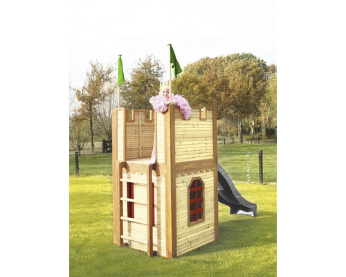 Spielturm aus Holz mit Rutsche und Leiter im Garten