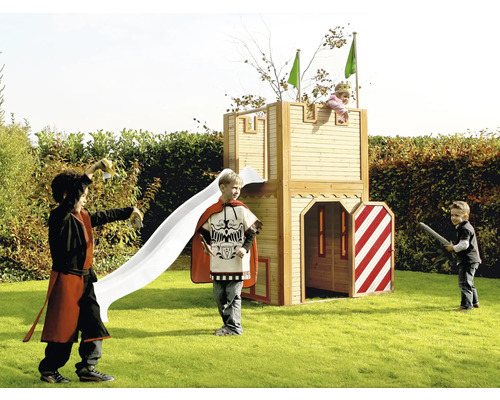 Spielplatzburg mit Rutsche und spielenden Kindern im Garten