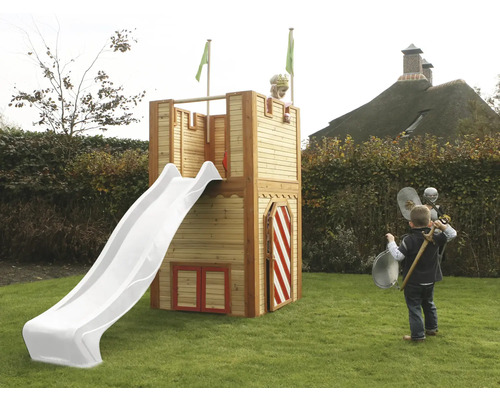 Spielturm mit Rutsche im Garten mit Kindern beim Spielen