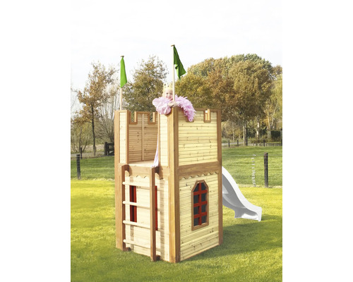 Spielturm aus Holz mit Rutsche und Leiter im Garten