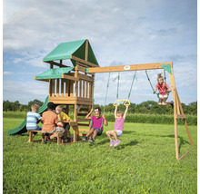 Spielplatzanlage mit Turm, Schaukeln, Rutsche und Picknicktisch im Garten
