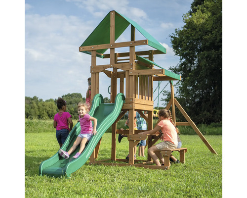 Aire de jeux en bois avec toboggan et balançoire pour enfants dans le jardin