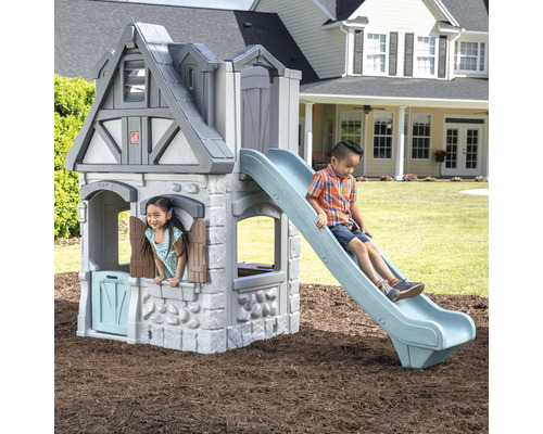 Kinderrutsche mit Spielhaus im Garten, bespielbar von Kindern