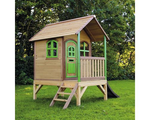 Maisonnette en bois avec échelle et toboggan dans le jardin