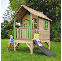 Spielhaus aus Holz mit Rutsche und zwei Kindern im Garten.