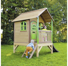 Spielhaus aus Holz mit Rutsche im Garten mit spielenden Kindern