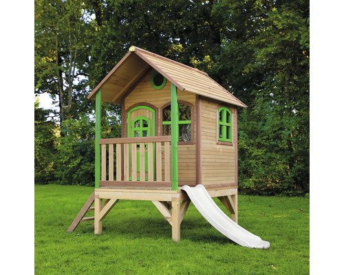 Cabane de jeu en bois avec toboggan et échelle dans le jardin