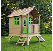 Holzspielhaus mit Treppe und Rutsche im Garten