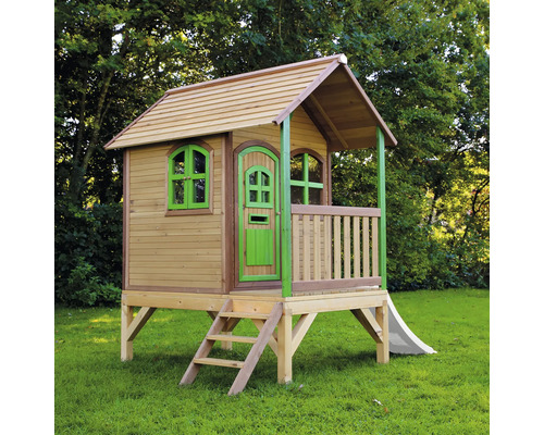 Maison de jeu en bois avec escalier et toboggan dans le jardin