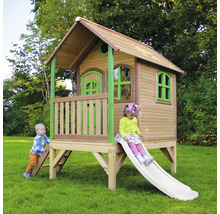 Holzspielhaus mit Rutsche und Leiter für Kinder im Garten