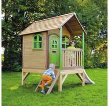 Holzspielhaus mit Rutsche und Kindern im Garten.