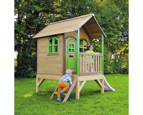 Maisonnette en bois avec toboggan et enfants dans le jardin.