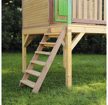 Holzspielhaus mit Leiter im Garten