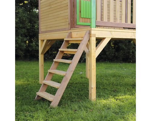 Holzspielhaus mit Leiter im Garten