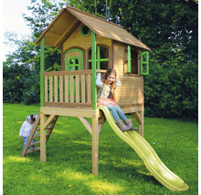 Holzspielhaus mit Rutsche und zwei Kindern im Garten.