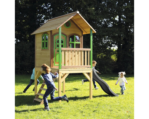 Cabane de jeu en bois avec toboggan et enfants dans le jardin.