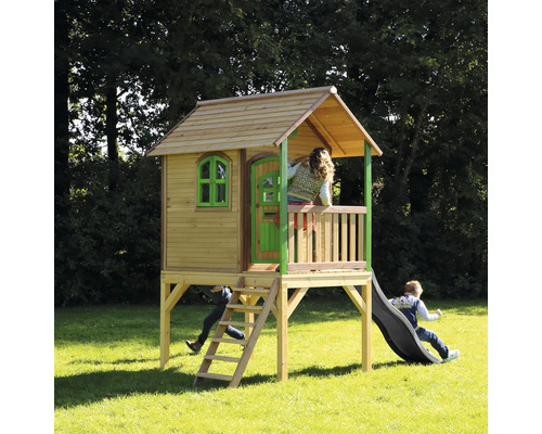 Maisonnette pour enfants avec toboggan et enfants dans le jardin.