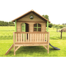 Maisonnette en bois avec véranda et toboggan dans le jardin