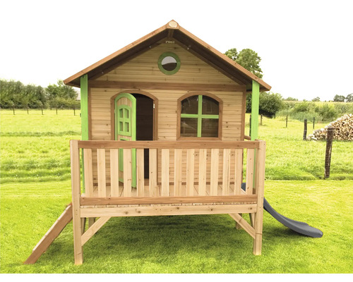 Maisonnette en bois avec véranda et toboggan dans le jardin