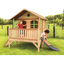 Cabane en bois avec toboggan et deux enfants dans le jardin