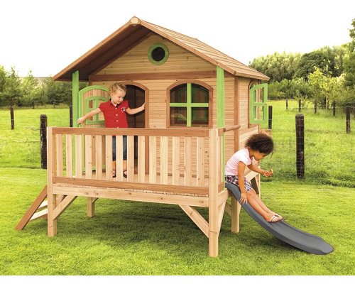 Cabane en bois avec toboggan et deux enfants dans le jardin