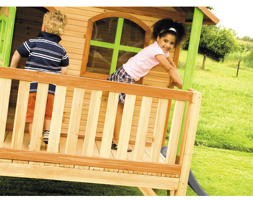 Maisonnette pour enfants avec deux enfants sur la véranda dans un jardin