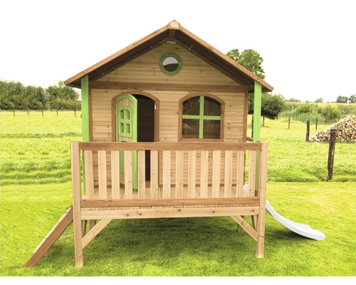 Holzspielhaus mit Rutsche und Veranda im Garten