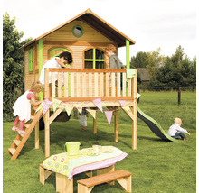 Cabane de jeux avec toboggan, échelle et table de pique-nique pour enfants dans le jardin