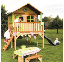 Cabane de jeu en bois avec toboggan, échelle et table de pique-nique dans le jardin
