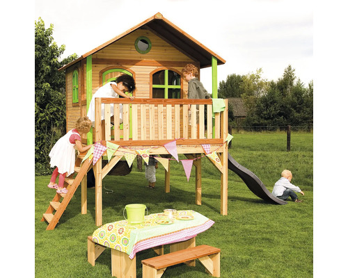 Spielhaus aus Holz mit Rutsche, Leiter und Picknicktisch im Garten