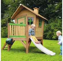 Holzspielhaus mit Rutsche und zwei spielenden Kindern im Garten.