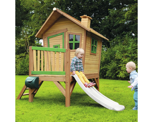 Holzspielhaus mit Rutsche und zwei spielenden Kindern im Garten.