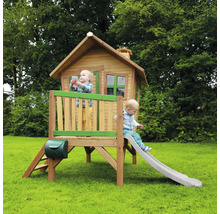Spielhaus aus Holz mit Rutsche und zwei spielenden Kindern im Garten.